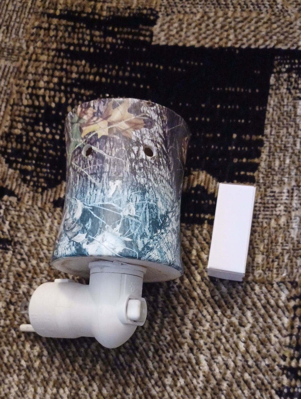 4/$80 Scentsy Wax Warmer Plug-in Night Light with Leaf Pattern & 2 New Bulbs